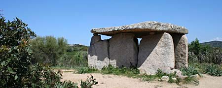 http://www.gites-corse-sud.com/images/dolmen1.jpg